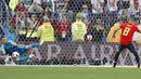 Aksi kiper Rusia, Igor Akinfeev (kiri) menahan sepakan pemain Spanyol,  Koke pada laga 16 besar Piala Dunia 2018 di  Luzhniki Stadium, Moskow, Rusia, (1/7/2018). Rusia menang penalti atas Spanyol Spain 4-3. (AP/Antonio Calanni)