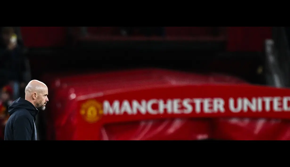 Pelatih Manchester United, Erik ten Hag berjalan keluar setelah laga 16 besar Carabao Cup 2023/2024 melawan Newcastle di Old Trafford, Manchester, Inggris, Kamis (02/11/2023) dini hari WIB. (AFP/Paul Ellis)