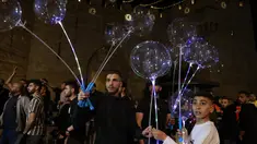 Warga Palestina menjual balon pada hari pertama bulan suci Ramadhan di luar gerbang Damaskus di Kota Tua Yerusalem, 2 April 2022. Ramadan adalah bulan suci umat Islam yang dirayakan dengan cara melaksanakan puasa selama satu bulan penuh. (Menahem KAHANA / AFP)