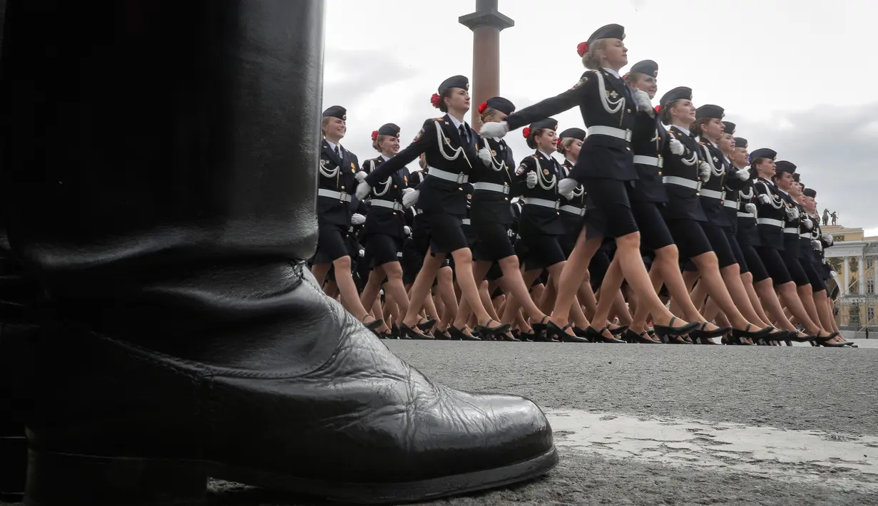 Kadet wanita institut Menteri Dalam Negeri, saat mengikuti latihan parade militer Hari Kemenangan di St.Petersburg, Rusia, (7/5). Pawai akan berlangsung di Dvortsovaya (Istana) Square pada tanggal 9 Mei. (AP/Dmitri Lovetsky)