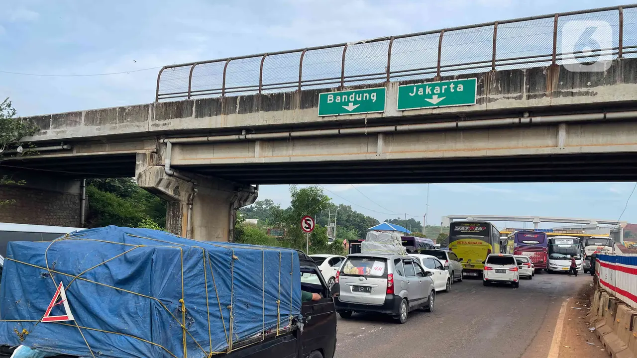 Pengendara Nunggu Berjam-jam di Ruas Jalan Tol Jakarta-Cikampek
