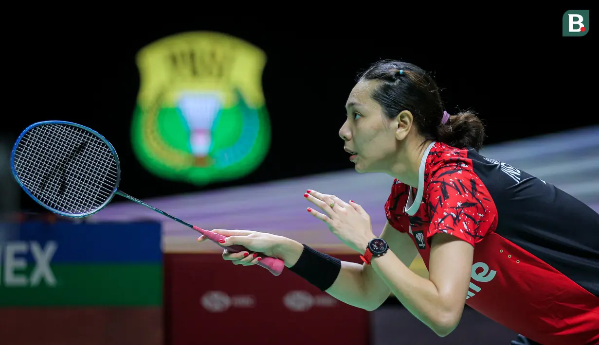 Pebulu tangkis ganda campuran Indonesia, Gloria Emanuelle Widjaja bersiap menerima kok dari arah pasangan Thailand, Dechapol Puavaranukroh/Sapsiree Taerattanachai pada babak perempat final Indonesia Open 2024 di Istora, Senayan, Jakarta, Jumat (07/06/2024). (Bola.com/Bagaskara Lazuardi)