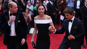 Di Samping Pangeran William, Kate Middleton Pegang Tangan Tom Cruise Saat Naik Tangga