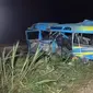 Minibus elf kondisinya rusak parah setelah ditabrak kereta api Probowangi di Lumajang (Istimewa)