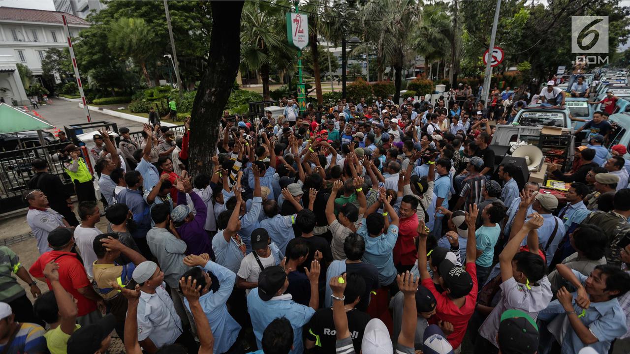 Jalan Jatibaru Raya Ditutup, Sopir Angkutan Umum Geruduk Balai Kota DKI Jakarta