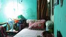Warna dinding yang sudah memudar, bagian atap yang hanya berupa seng asbes tanpa ada langit-langitnya, serta kabel listrik yang bergelayutan tampak hadir di rumah tua yang menjadi saksi hidup Laila Sari hingga akhir hayatnya. (Bambang E.Ros/Bintang.com)