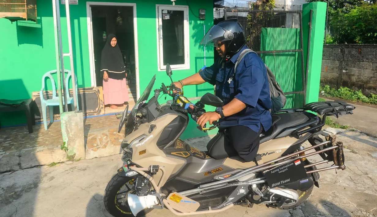 Realitas itu yang mendorong Pak Agung semangat mengajar memberikan bekal keterampilan teknologi informasi kepada murid-muridnya. Setiap harinya dengan menggunakan kendaraan roda dua yang sudah dimodifikasi. Ia berangkat dari rumahnya yang sederhana di kawasan Pamulang Tangerang Selatan. (merdeka.com/Arie Basuki)