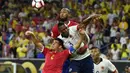 Duel antara pemain Kolombia dan pemain Kosta Rika dalam laga Grup A Copa America Centenario 2016 di Stadion NRG, Houston, AS, Minggu (12/6/2016). (AFP/Nelson Almeida)