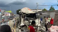 Kondisi truk ready mix yang ringsek setelah terlibat kecelakaan di turunan Muara Rapak Balikpapan.