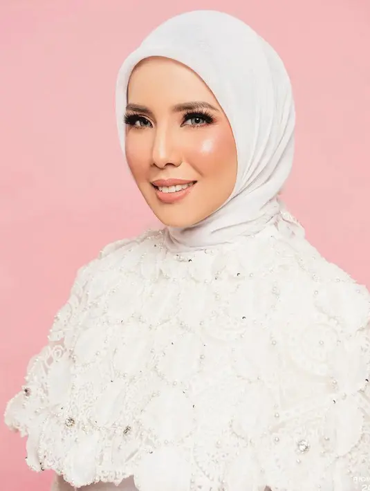 Gaya hijabnya yang sederhana pun membuat penampilannya terlihat makin menawan. (Instagram/tyaariestya).