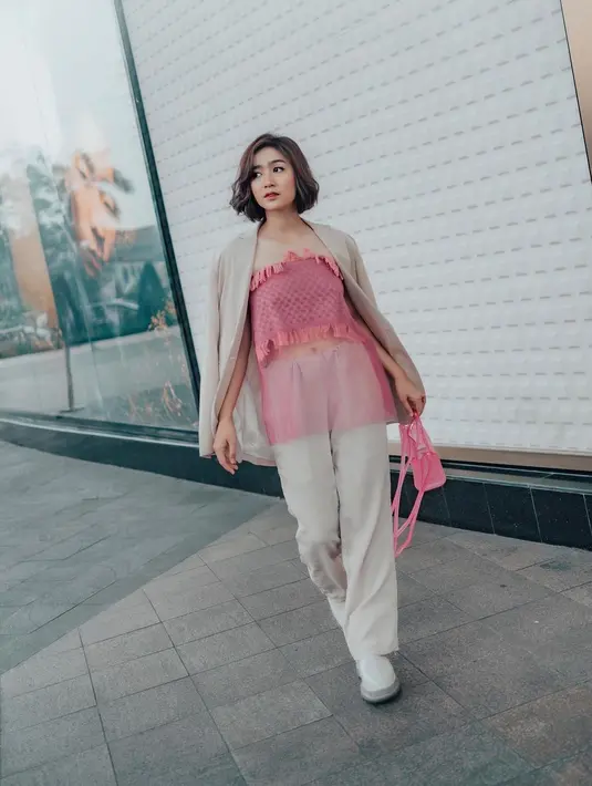 Salah satunya saat ia tampil manis dengan busana bernuansa nude-pink yang feminin [@febbyrastanty]