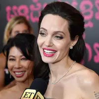 Setahun yang lalu, Angelina Jolie telah mengajukan gugatan cerai untuk Brad Pitt. Meskipun begitu, kehidupan Jolie saat ini pun terbilang cukup terpuruk. Ia harus mengurus keenam anaknya seorang diri. (AFP/Dia Dipasupil)