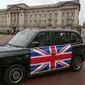 Taksi listrik, TX eCity diuji jalankan dekat Istana Buckingham di London, Inggris, Selasa (5/12). Taksi hitam bertenaga listrik tersebut disebut-sebut merupakan yang pertama di London. (AFP PHOTO / Daniel LEAL-OLIVAS)