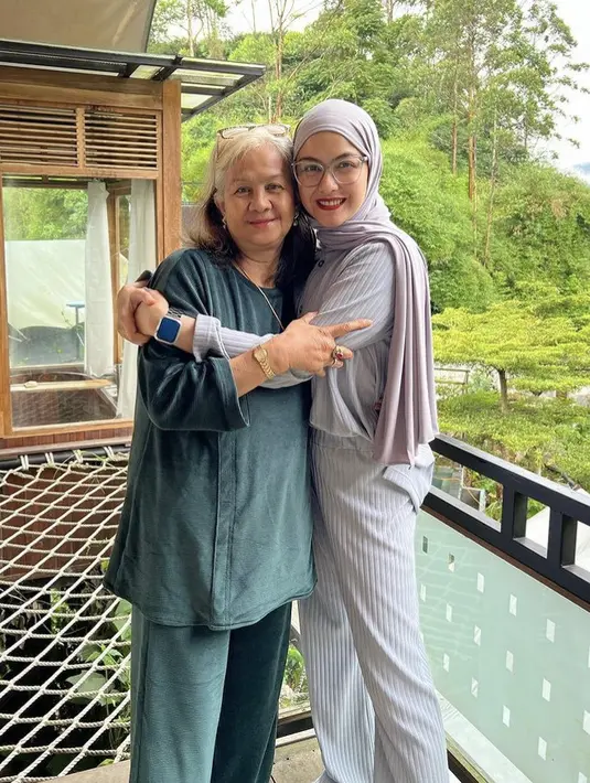 Revalina Temat juga mengajak healing sang ibunda tercinta, tampak keduanya kompak mengenakan one set. [Instagram/@vatemat]