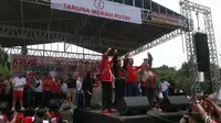 Wali Kota Bekasi Rahmat Effendi menghadiri acara Kirab Kebangsaan di Alun-alun Kota Bekasi. (Liputan6.com/Fernando Purba)