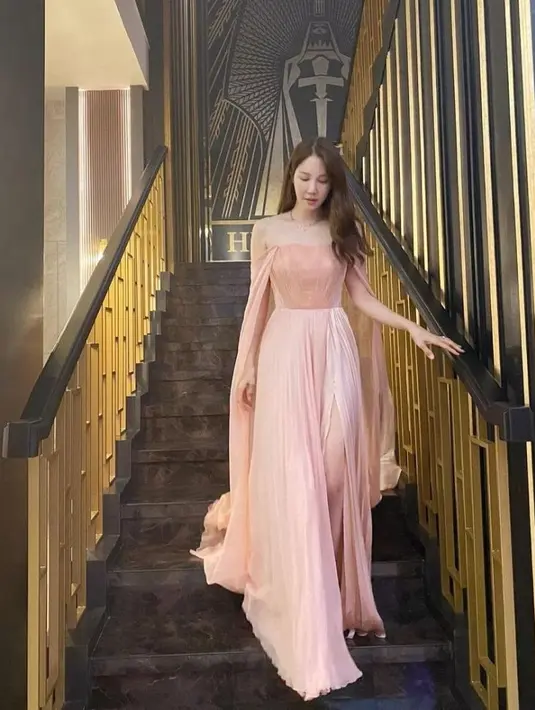 Lee Ji Ah menggambarkan keanggunan Shim Su Ryeon di drakor Penthouse. Shim Su Ryeon kerap kali tampil dengan gaun-gaun mewah yang elegan. (Instagram/e.jiah).