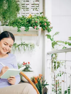 Ilustrasi perempuan melakukan journaling. (c) makistock/Depositphotos