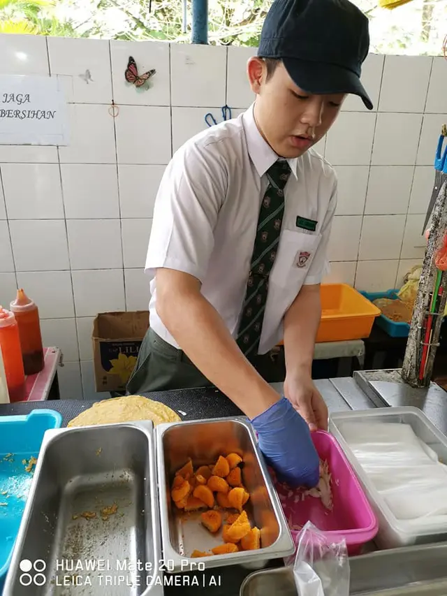 Murid SMK Ini Bantu Jualan Ibu Kantin, Alasannya Bikin Haru
