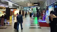 Suasana kedatangan penumpang di Bandara Pekanbaru saat pandemi Covid-19. (Liputan6.com/M Syukur)