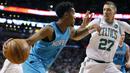 Aksi pemain Charlotte Hornets, Malik Monk (1) mencoba melewati adangan pemain Boston Celtics, Daniel Theis (27) pada laga NBA basketball game di TD Garden, Boston, (10/11/2017) waktu setempat. Boston Celtics menang 90-87. (AP/Michael Dwyer)
