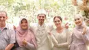 Potret bahagia Yusuf di hari pernikahannya didampingi oleh orang-orang tercinta. Tampak Fanny Bauty hadir bersama suami bulenya, Khalid Schoemaker. [Instagram/fenny.bauty]