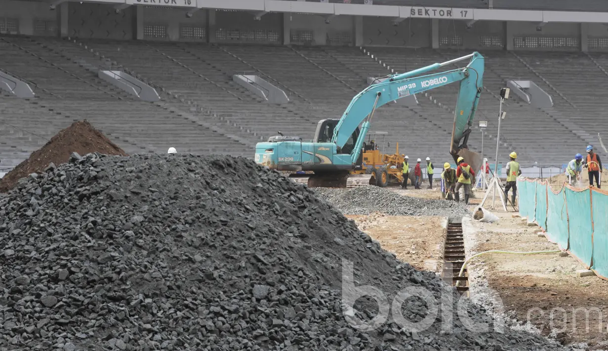 Pekerja menyelesaikan proyek renovasi Stadion Utama Gelora Bung Karno (SUGBK). Renovasi stadion untuk Asian Games 2018 tersebut sudah mencapai sekitar 47,5 persen. (Bola.com/M Iqbal Ichsan)