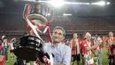 Pelatih Athletic Bilbao, Ernesto Valverde, mengangkat trofi setelah menjuarai Copa del Rey di Stadion Olimpico de Sevilla, Minggu (7/4/2024). Bilbao terakhir naik podium saat juara Copa del Rey 1984. Mereka sempat mencapai final enam kali, namun semuanya berakhir dengan kekalahan, termasuk pada musim 2020-2021. (AFP/Jaime Reina)