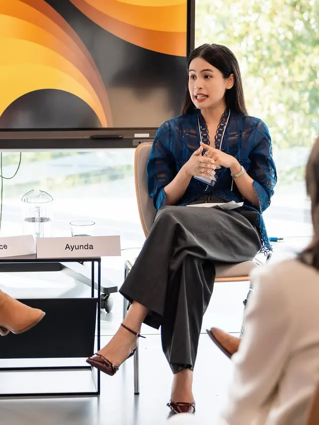 Maudy Ayunda kenakan kebaya modern di World Economic Forum Young Global Leaders 2025. [@maudyayunda]