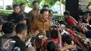 Gubernur DKI Jakarta Basuki T Purnama tiba di gedung KPK, Jakarta, Selasa (10/5). Ahok diperiksa sebagai saksi dalam penyidikan perkara dugaan tindak pidana pemberian hadiah terkait pembahasan Raperda Pantai Utara Jakarta. (Liputan6.com/Helmi Afandi)
