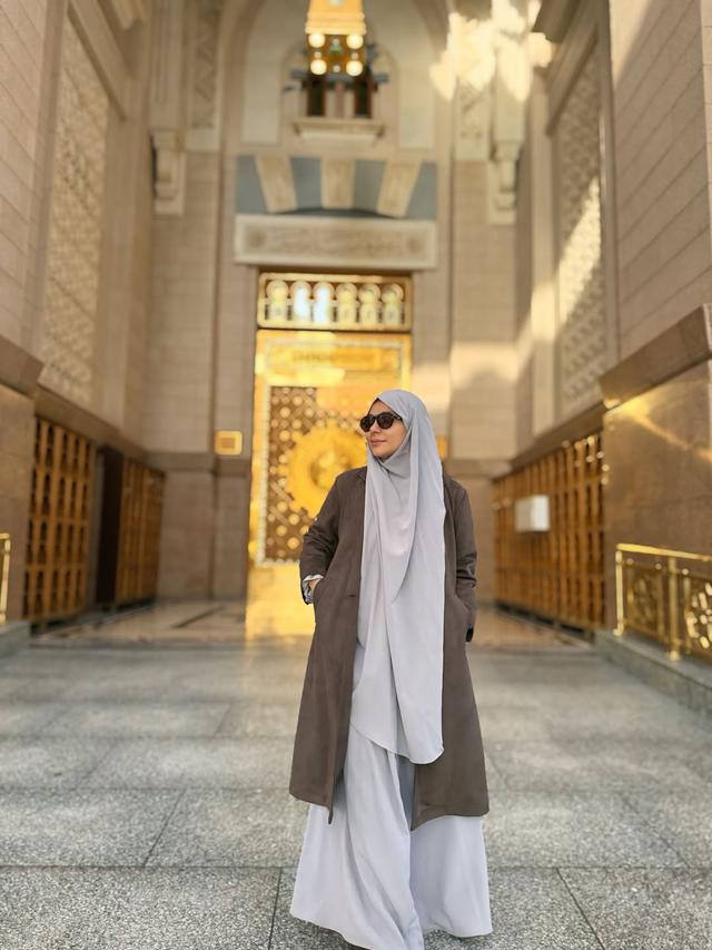 5. Busana Muslim Warna Saliwah