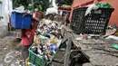 Pekerja membersihkan sampah yang tercecer saat dipindahkan, Jakarta, Senin (11/7). Pasca libur Lebaran, volume sampah di Kecamatan Jagakarsa diperkirakan mencapai 200 ton. (Liputan6.com/Yoppy Renato)