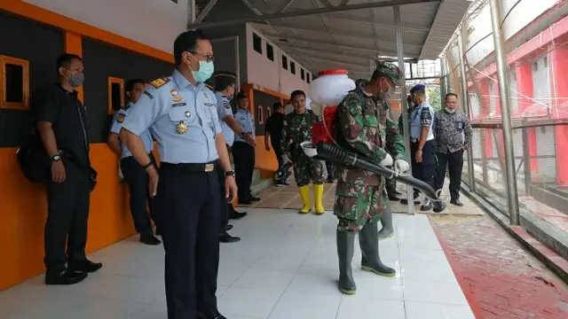Penyemprotan cairan disinfektan di Rutan Pekanbaru untuk mencegah penyebaran virus corona.