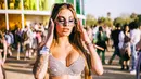 <p>Lihat tampilan glam salah satu pengunjung Coachella 2022 ini. Ia mengenakan embellished bra top dengan mirrored paillette skirt yang see-through. Foto: Bustle.</p>