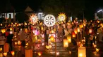 Lentera yang bercahaya terlihat pada jalan di Luang Prabang, Laos, 3 Oktober 2020. Dalam Festival Boun Lai Heua Fai, warga mendandani kota dengan berbagai lentera, berparade bersama, kemudian melarungkan perahu naga besar dan kecil dari batang pohon pisang ke Sungai Mekong. (Xinhua/Kaikeo Saiyasane)