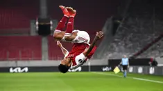 Pemain Arsenal Pierre-Emerick Aubameyang melakukan selebrasi usai mencetak gol ke gawang Benfica pada leg kedua babak 32 besar Liga Europa di Stadion Georgios Karaiskakis, Piraeus, Athena, Yunani, Kamis (25/2/2021). Arsenal menang 3-2 dan lolos ke babak 16 besar. (AP Photo/Thanassis Stavrakis)