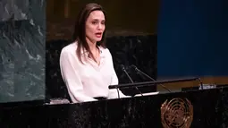 Aktris yang juga Utusan Khusus UNHCR Angelina Jolie berpidato pada  pertemuan tingkat Menteri Pemeliharaan Perdamaian PBB di Gedung PBB, New York, (29/3). Angelina Jolie juga mendorong perempuan dilibatkan dalam upaya mencapai perdamaian Afghanistan. (Timoti A. Clary / AFP)