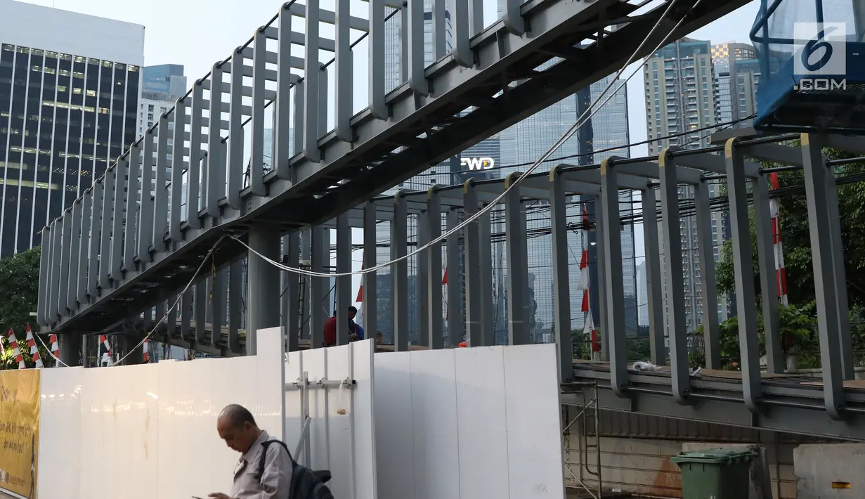 Kondisi perkembangan reviltalisasi jalur keluar masuk JPO Ratu Plaza di Jalan Jenderal Sudirman, Jakarta, Selasa (11/12). JPO Ratu Plaza merupakan salah satu dari tiga JPO prioritas yang menelan biaya Rp 17,4 miliar. (Liputan6.com/Helmi Fithriansyah)
