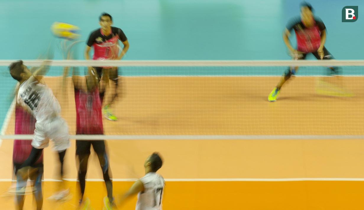 Pevoli tim 2 Indonesia, Rian Irawan melakukan smash pada ajang final Invitation Tournament Asian games 2018 yang berlangsung di Hall Tennis Indoor GBK, Kamis (15/2/2018). Tim 2 keluar sebagai juara (Bola.com/Peksi Cahyo)