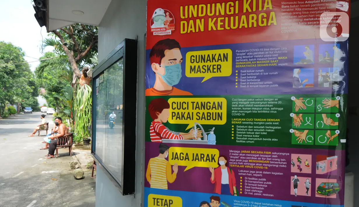 Warga berjemur untuk meningkatkan imunitas tubuh di pinggir jalan kompleks Perumahan Vila Cinere Mas, Depok, Kamis (8/7/2021). Saat ini lebih dari 50 warga Vila Cinere Mas terpapar Covid-19 dan menjalani isolasi mandiri di rumah masing-masing. (merdeka.com/Arie Basuki)