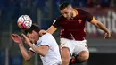 Pemain AS Roma, Kostas Manolas (kanan), duel dengan pemain Torino, Andrea Belotti, pada pertandingan Serie A di Stadion Olimpico, Roma, Kamis (21/4/2016) dini hari WIB. (AFP/Gabriel Bouys)