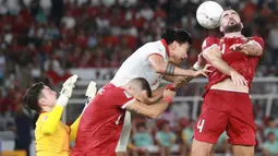 Pemain Timnas Indonesia, Jordi Amat duel udara dengan bek Vietnam, Doan Van Hau dalam laga leg pertama babak semifinal Piala AFF 2022 di Stadion Utama Gelora Bung Karno (SUGBK), Jumat (6/1/2023) sore WIB. (Bola.com/M Iqbal Ichsan)