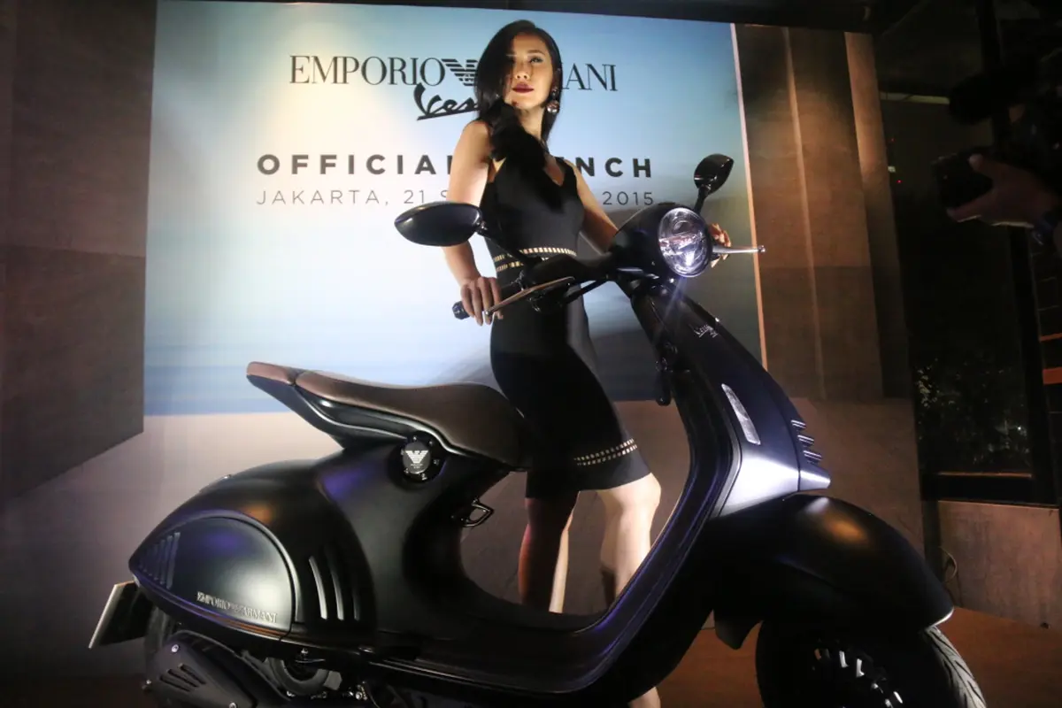 Harga Vespa 946 Emporio Armani Setara Honda Mobilio
