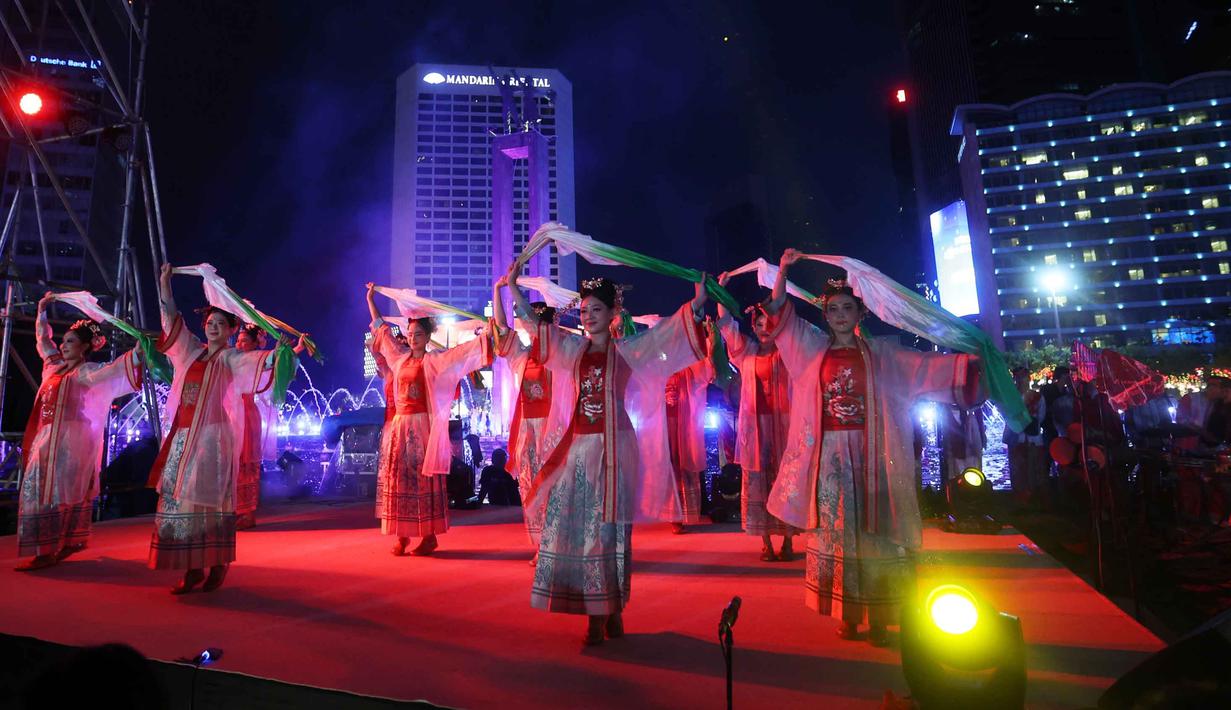 Penari beraksi pada acara Transisi Perayaan Imlek 2577 Kongzili menuju Ramadan 1447 H di kawasan Bundaran Hotel Indonesia (HI), Jakarta, Selasa (17/2/2026). (Kapanlagi.com/Budy Santoso)