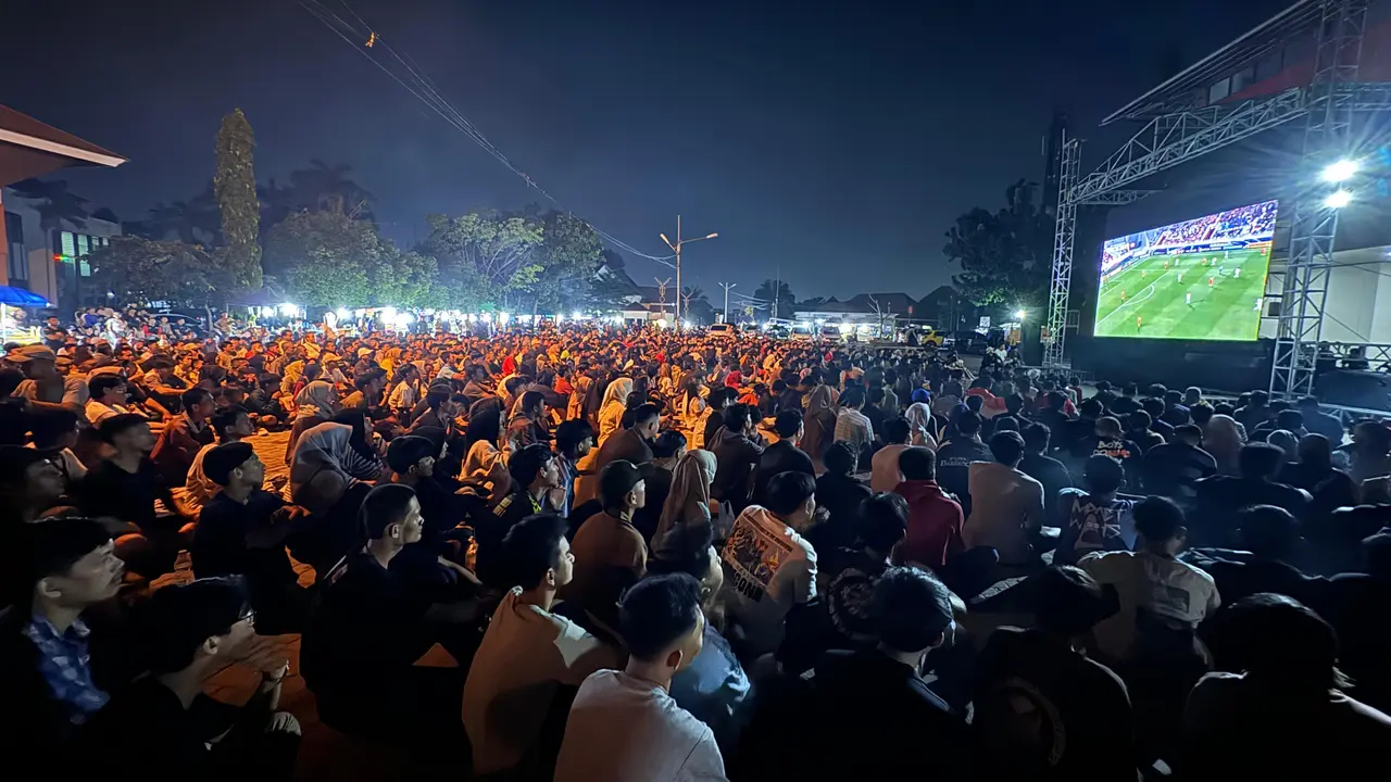 Ribuan masyarakat tumpah ruah di acara nobar Timnas Indonesia U23 yang diselenggarakan oleh Mirzani Djausal. Foto: (Istimewa)