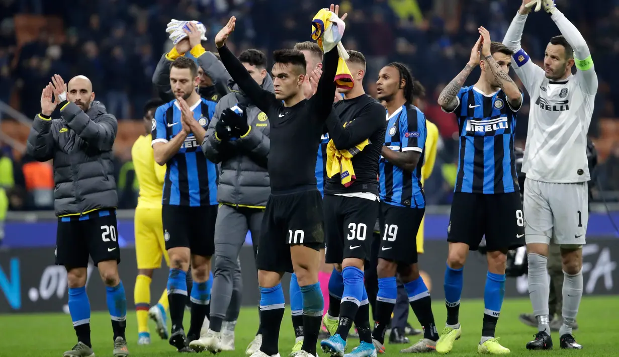 Para pemain Inter Milan menyapa supporter pada akhir laga saat menghadapi Barcelona pada pertandingan Grup F Liga Champions di Stadion San Siro, Milan, Italia, Selasa (10/12/2019). Barcelona menang 2-1. (AP Photo/Luca Bruno)