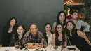 Penampilan Wulan Guritno yang "aging gracefully" ini sekali lagi menjadi inspirasi gaya, menunjukkan bahwa usia bukanlah batas untuk tetap tampil menawan dan fashionable.  [@wulanguritno].