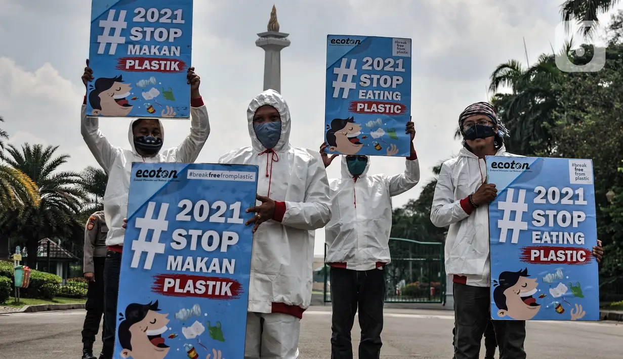 Aktivis membawa poster saat aksi "Sampah Impor Bunuh Sungai Pulau Jawa" di kawasan Patung Kuda, Monas, Jakarta, Senin (3/5/2021). Pabrik kertas impor dan tekstil sekitar Sungai Brantas, Bengawan Solo, Citarum, dan Ciujung membuang limbah ke sungai. (merdeka.com/Iqbal S. Nugroho)