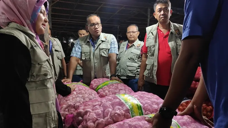 Satgas Pangan Riau berbincang dengan distributor bawang putih di pasar induk Pekanbaru.