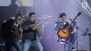 Penyanyi Glenn Fredly dalam konser 'Harmonia: Titik Balik' di Balai Sarbini, Jakarta, Kamis (14/2). Konser yang juga diisi oleh penyanyi Aderaprabu Lantip Trengginas alias Adera tersebut berlangsung tepat di hari Valentine. (Fimela.com/ Bambang E. Ros)