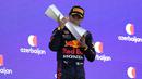 Posisi pertama Perez diraih ketika Max Verstappen mengalami crash dengan menabrak dinding saat tengah melaju di track lurus dan berhasil ia pertahankan di garis finish. Saat ini ia berada di urutan ke-3 klasemen sementara F1 usai GP Azerbaijan. (Foto: AP/Darko Vojinovic)